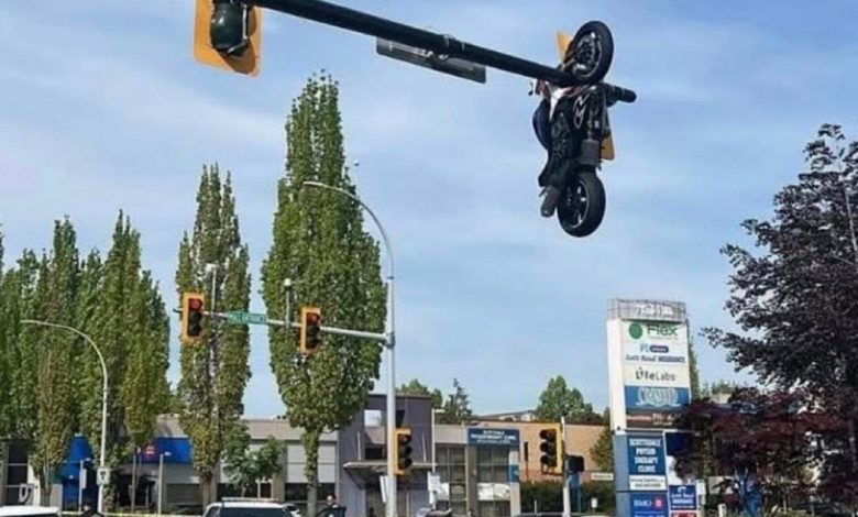 Moto suspendue à un feu de circulation après un accident au Canada