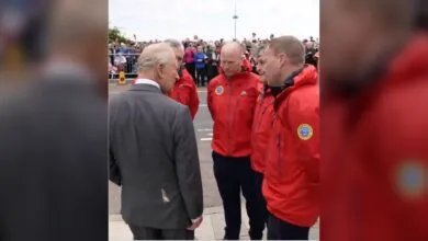 Charles III avec une trace de fiente de mouette sur sa veste lors d’une visite à Newcastle