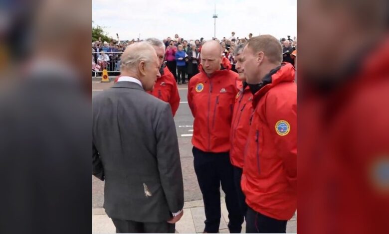 Charles III avec une trace de fiente de mouette sur sa veste lors d’une visite à Newcastle
