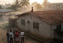 Illustration d’une scène insolite sur un toit à Douala
