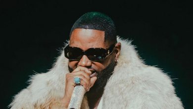 Ferré Gola sur scène avant son concert à Johannesburg