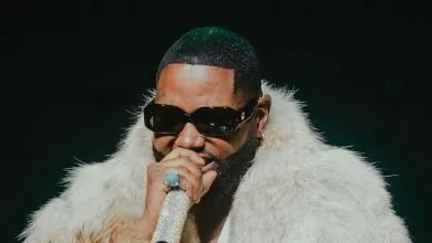 Ferré Gola sur scène avant son concert à Johannesburg
