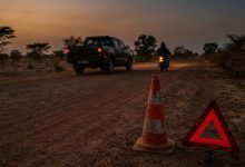 Route en Guinée avec panneau de danger