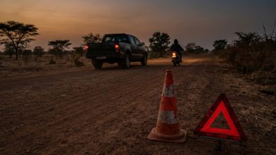 Route en Guinée avec panneau de danger