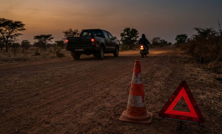 Route en Guinée avec panneau de danger