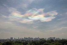 Nuage irisé aux couleurs d’arc-en-ciel dans le ciel en Indonésie