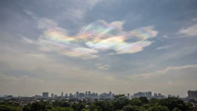 Nuage irisé aux couleurs d’arc-en-ciel dans le ciel en Indonésie