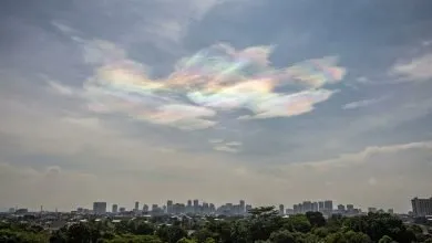 Nuage irisé aux couleurs d’arc-en-ciel dans le ciel en Indonésie