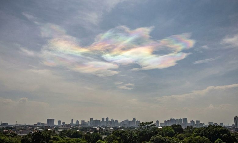 Nuage irisé aux couleurs d’arc-en-ciel dans le ciel en Indonésie