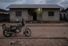 Illustration IA d’une moto stationnée dans une rue à Mouila au Gabon