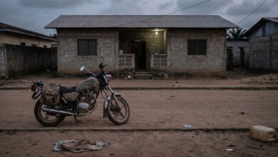 Illustration IA d’une moto stationnée dans une rue à Mouila au Gabon