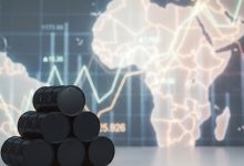 Barils de pétrole et carte de l’Afrique en arrière-plan
