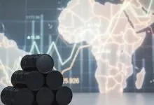 Barils de pétrole et carte de l’Afrique en arrière-plan