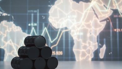 Barils de pétrole et carte de l’Afrique en arrière-plan