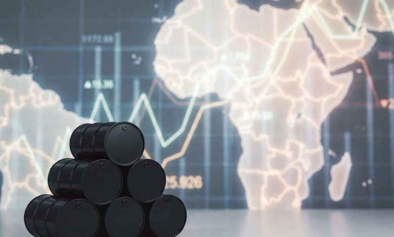 Barils de pétrole et carte de l’Afrique en arrière-plan