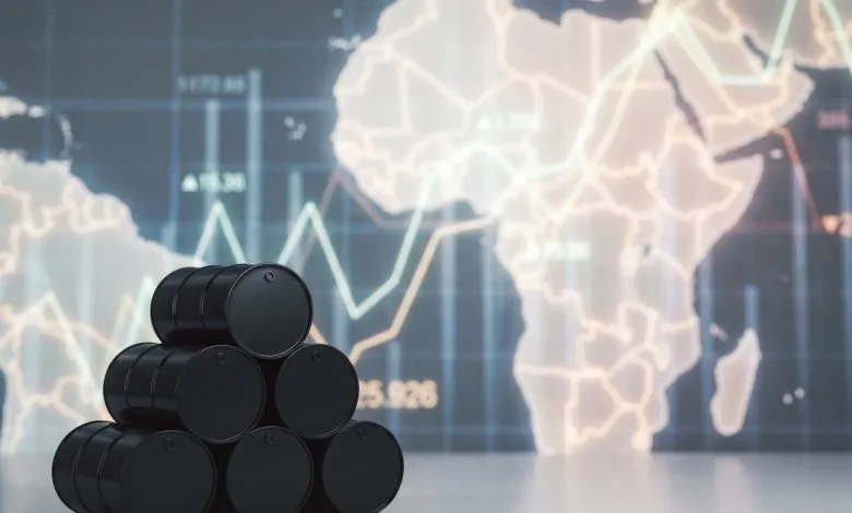 Barils de pétrole et carte de l’Afrique en arrière-plan