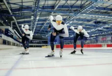 Patineurs de vitesse sur une piste intérieure