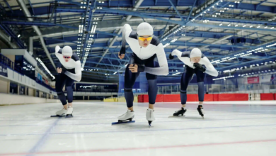 Patineurs de vitesse sur une piste intérieure
