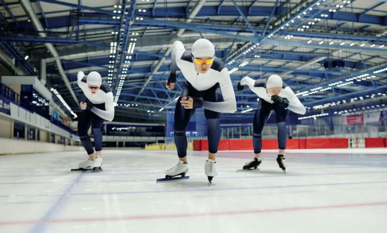 Patineurs de vitesse sur une piste intérieure