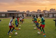 Jeunes joueurs dans une académie de football au Sénégal
