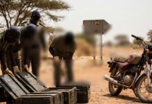 Illustration IA d’un contrôle policier à la frontière Sénégal-Mali