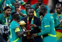 Les Lions du Sénégal célèbrent avec un trophée