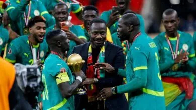 Les Lions du Sénégal célèbrent avec un trophée