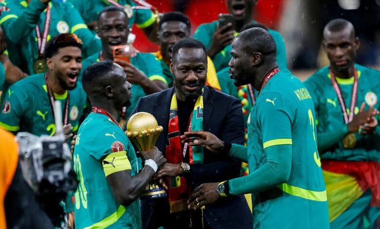 Les Lions du Sénégal célèbrent avec un trophée