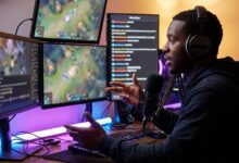 Streamer gaming en direct avec écran et micro