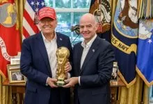 Donald Trump avec le trophée de la Coupe du monde