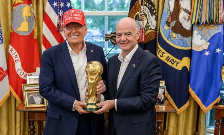 Donald Trump avec le trophée de la Coupe du monde