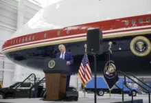 Trump dévoile son nouvel avion Air Force One offert par le Qatar et le surnomme « Maison Blanche volante ».