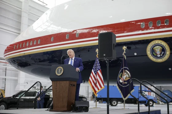 Trump dévoile son nouvel avion Air Force One offert par le Qatar et le surnomme « Maison Blanche volante ».
