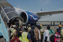 Des personnes montent dans un avion lors d'une operation de rapatriement depuis l'Afrique du Sud
