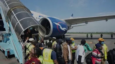 Des personnes montent dans un avion lors d'une operation de rapatriement depuis l'Afrique du Sud