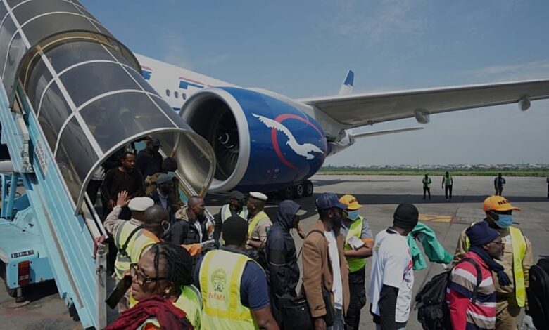 Des personnes montent dans un avion lors d'une operation de rapatriement depuis l'Afrique du Sud