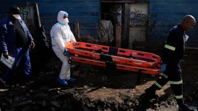 Des policiers sud-africains sur une scène d’enquête