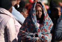 Des habitants attendent en Afrique du Sud avant la marche anti-migrants du 30 juin