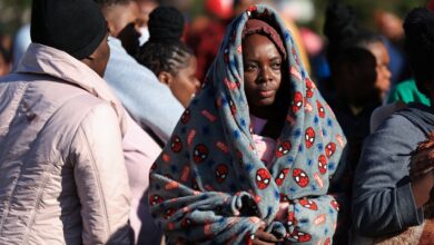 Des habitants attendent en Afrique du Sud avant la marche anti-migrants du 30 juin