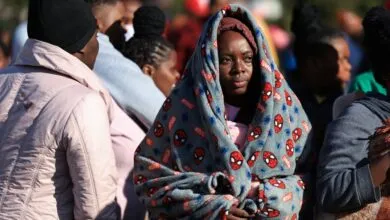 Des habitants attendent en Afrique du Sud avant la marche anti-migrants du 30 juin