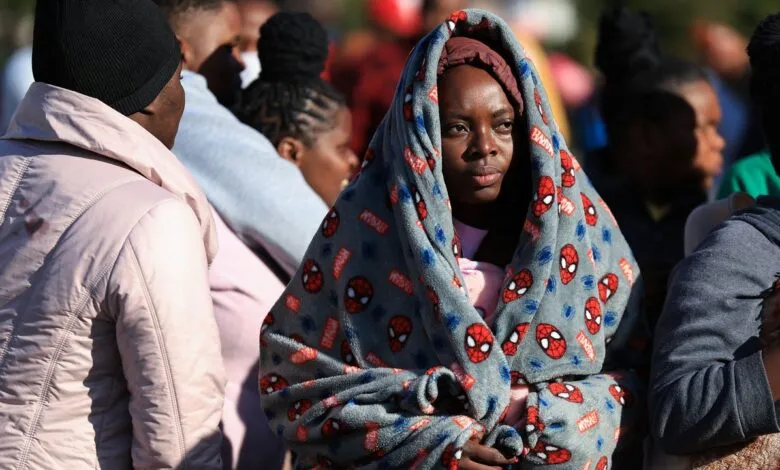 Des habitants attendent en Afrique du Sud avant la marche anti-migrants du 30 juin