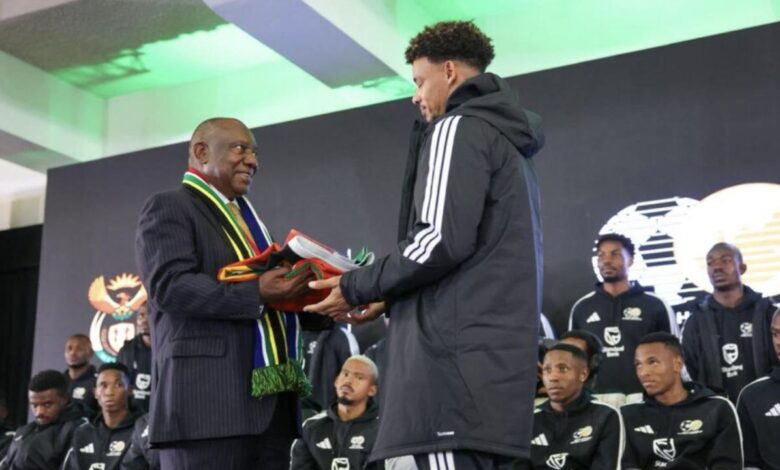 Les Bafana Bafana avec Cyril Ramaphosa avant leur départ pour le Mondial 2026