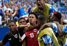 Kevin Pina célèbre avec ses coéquipiers après le premier but du Cap-Vert contre l’Uruguay