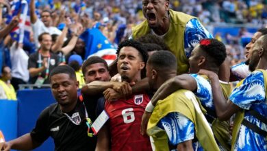 Kevin Pina célèbre avec ses coéquipiers après le premier but du Cap-Vert contre l’Uruguay