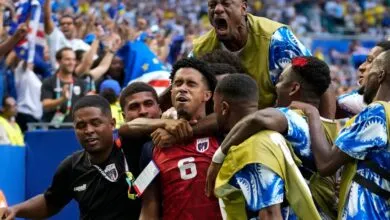 Kevin Pina célèbre avec ses coéquipiers après le premier but du Cap-Vert contre l’Uruguay