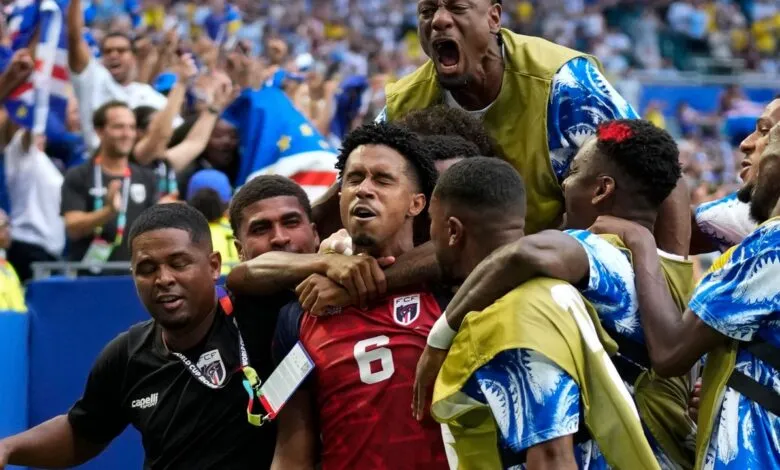 Kevin Pina célèbre avec ses coéquipiers après le premier but du Cap-Vert contre l’Uruguay