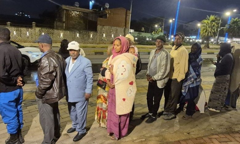 Des électeurs attendent devant un bureau de vote à Addis-Abeba lors des élections de 2026
