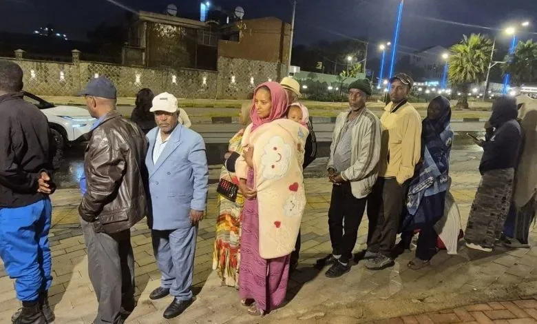 Des électeurs attendent devant un bureau de vote à Addis-Abeba lors des élections de 2026