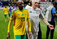 Hugo Broos accompagne un joueur sud-africain après un match du Mondial 2026