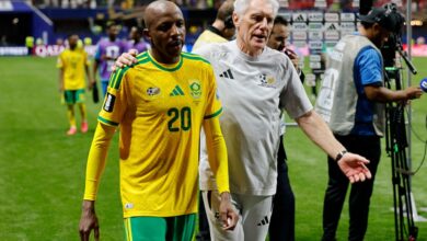 Hugo Broos accompagne un joueur sud-africain après un match du Mondial 2026
